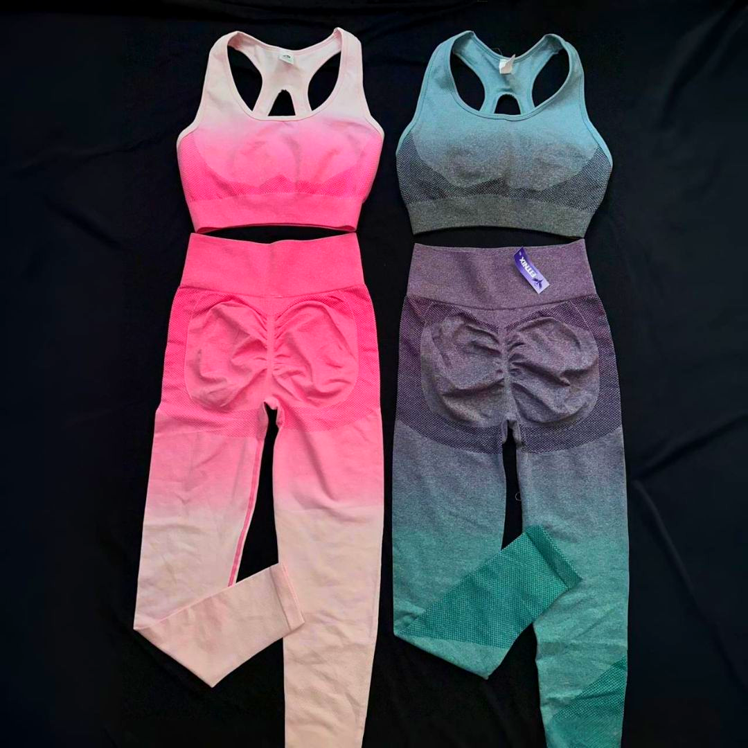 Dos conjuntos de entrenamiento sin costuras: sujetador deportivo en tonos ombré rosa y azul verdoso y leggings.