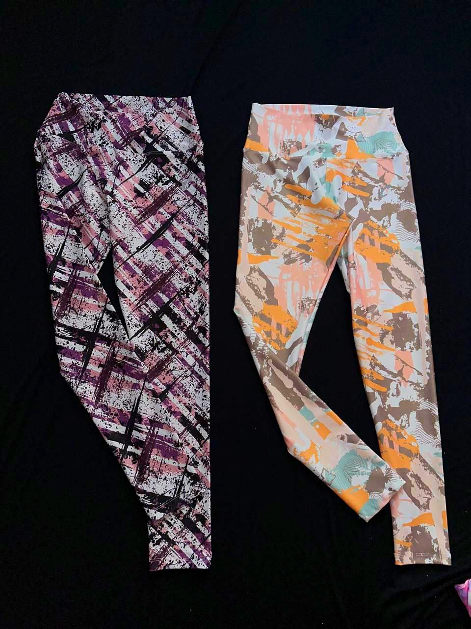Dos pares de leggings estampados. Uno morado y negro, el otro naranja, marrón y azul.