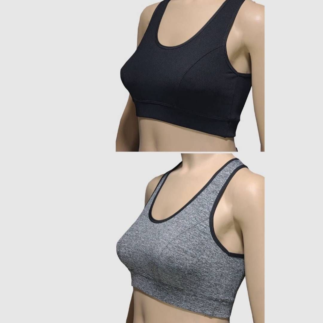 Dos sujetadores deportivos, negro y gris, sobre un maniquí.