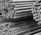 Pilas de barras de refuerzo de acero, texturizadas y cilíndricas.