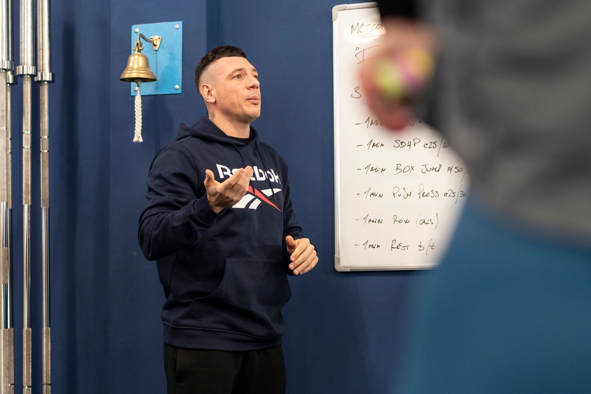 correzione tecnica durante allenamento crossfit con coach presente