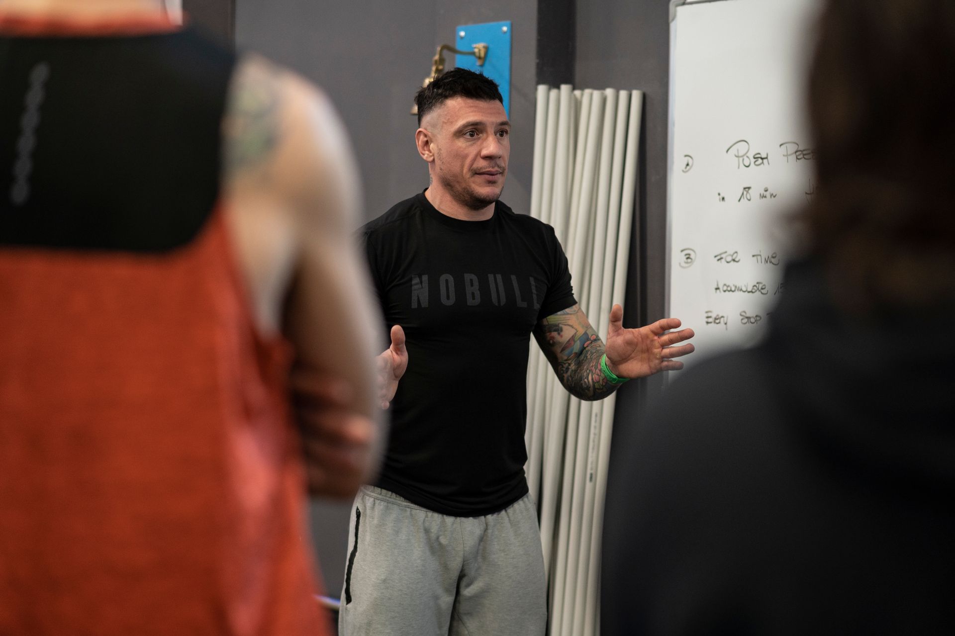 Crossfitter si allenano, insieme, zero giudizi, solo allenamento.