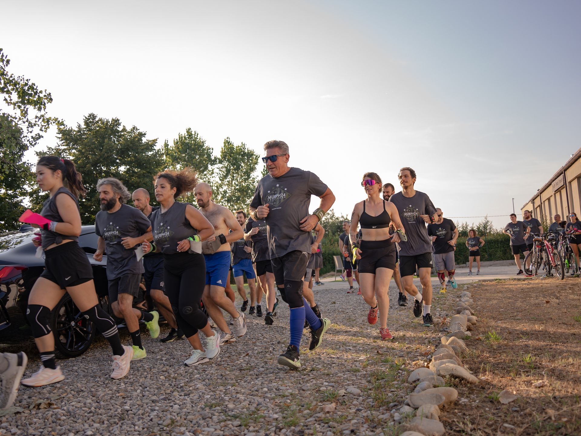 Crossfitter si allenano, insieme, zero giudizi, solo allenamento.
