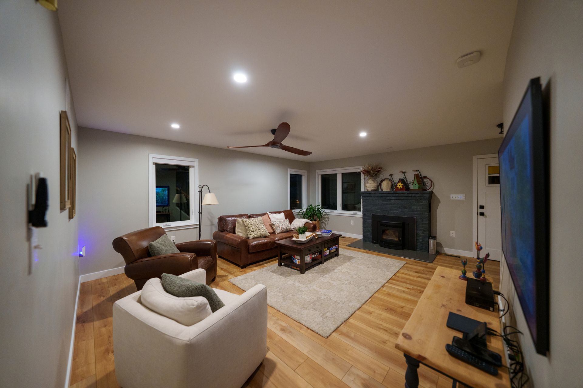 A living room filled with furniture and a fireplace.