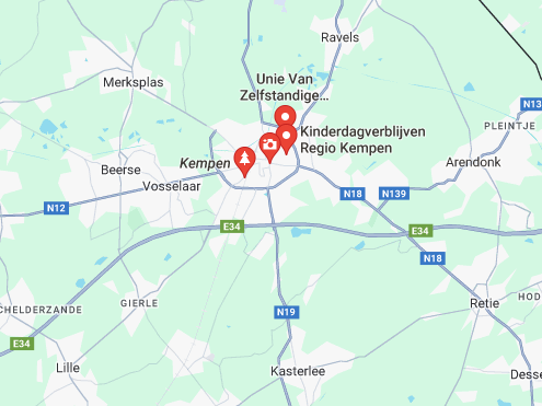 Een kaart van een stad met een rode pijl die naar het centrum van de stad wijst.