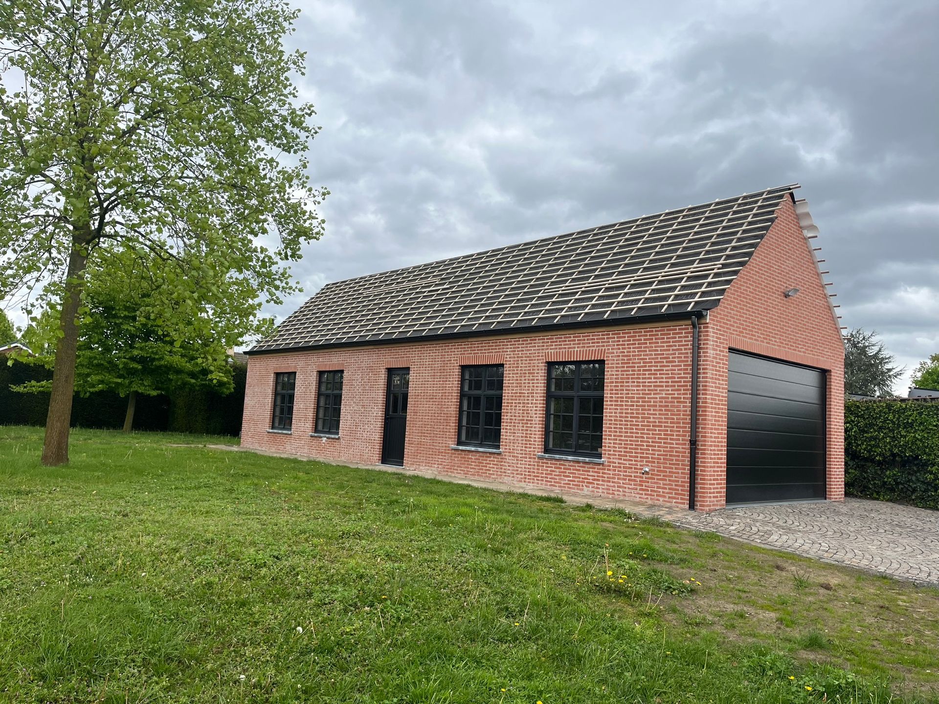 Een rij bakstenen huizen met zonnepanelen op de daken.