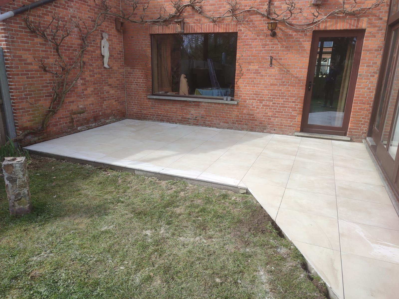 Een bakstenen gebouw met een patio ervoor.