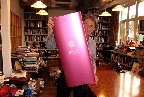 Largest iPod - Jonathan Ive sets world record