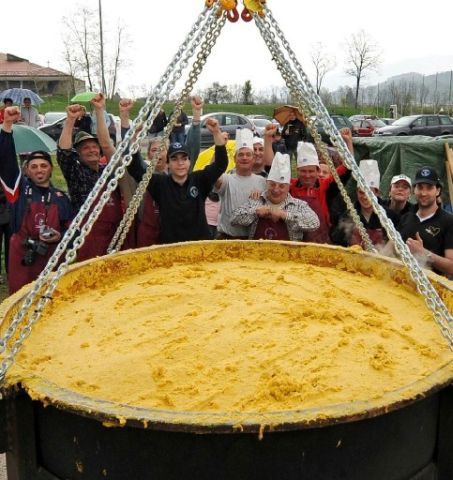 World's Largest Polenta, world record set by Italian chefs 