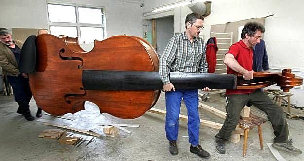 Largest violin - world record set by German luthiers 