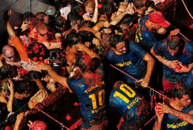 Largest tomato fight - world record set by La Tomatina 