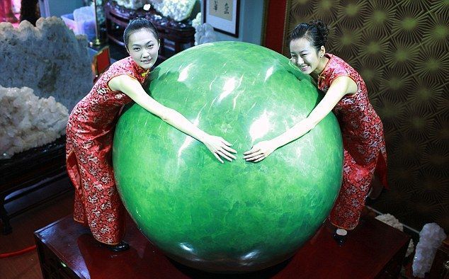 Biggest luminous pearl, Six-ton Chinese 'pearl' set world record 