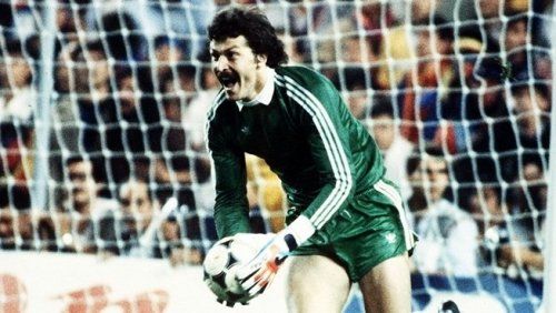 First goalkeeper who saved four consecutive penalties: Helmuth Duckadam set world record (Video)