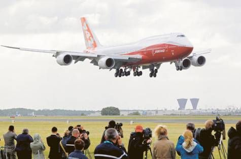  Longest passenger jet: Boeing 747-8 sets world record (Video)