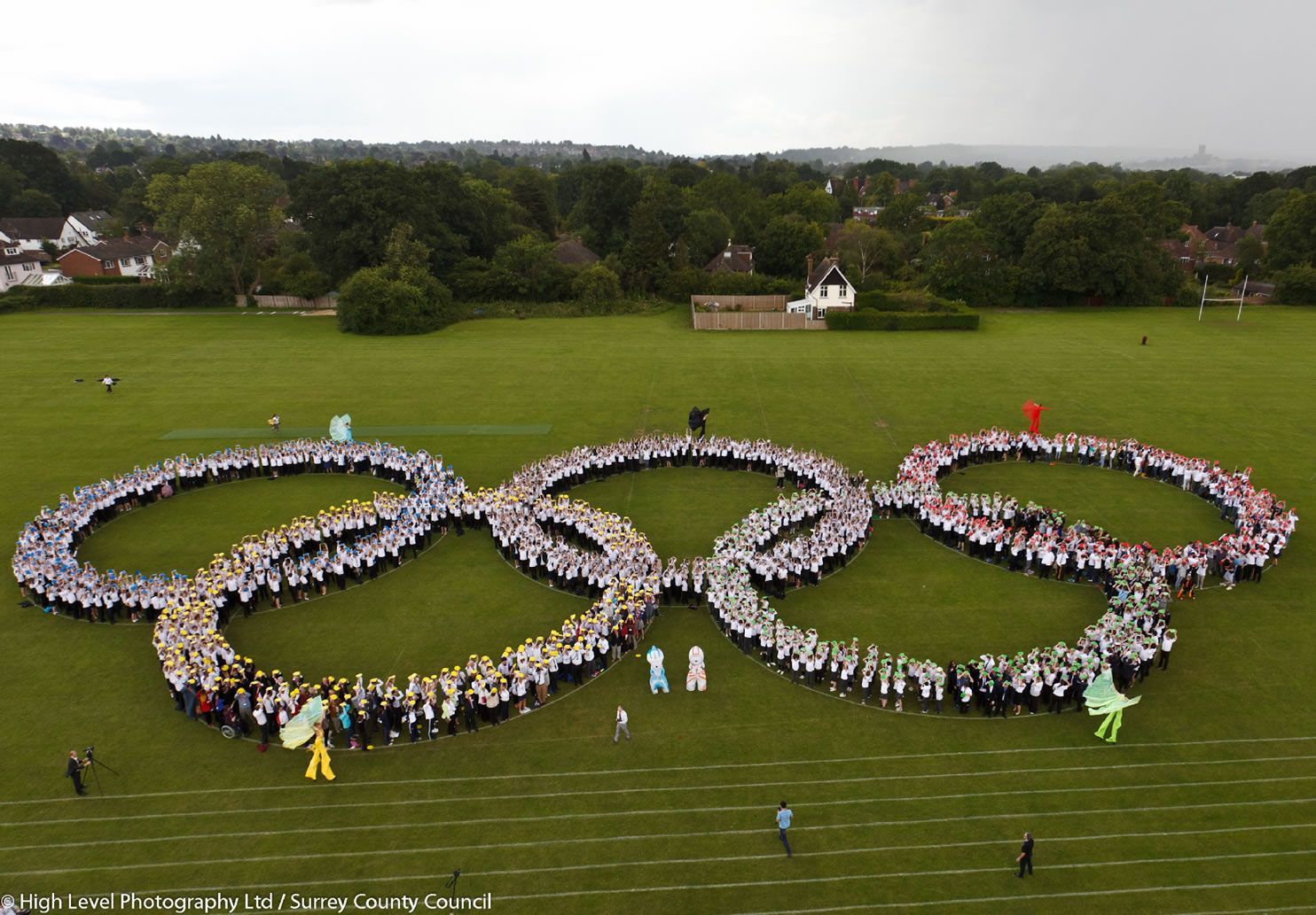 argest Human Olympic Rings: UK school kids sets world record (Video)
