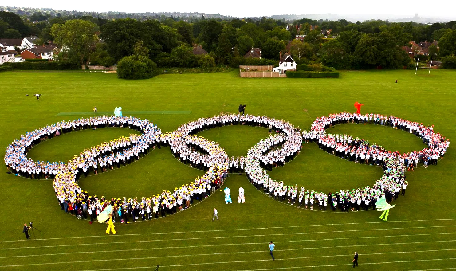 Largest Human Olympic Rings: UK school kids sets world record (Video)