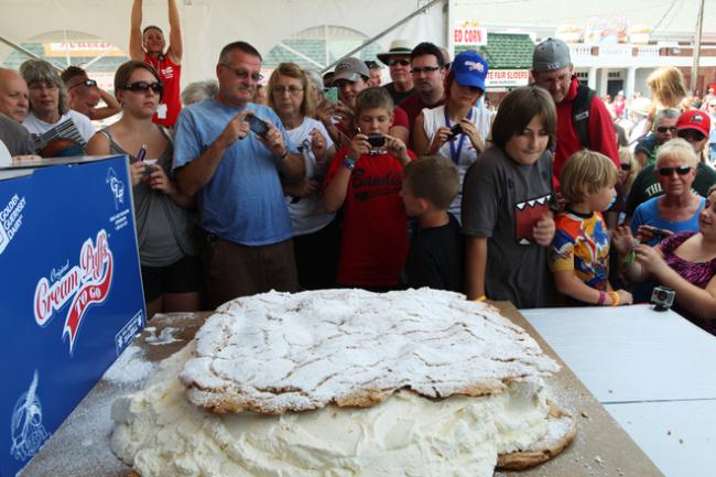 Largest cream puff: Wisconsin bakers set world record (Video)