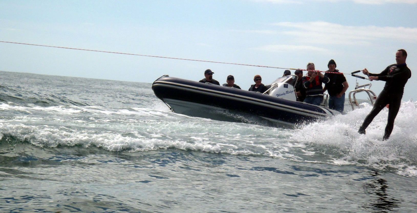 Fastest crossing of the Irish Sea on wakeboards: Irish cops set world record (Video)