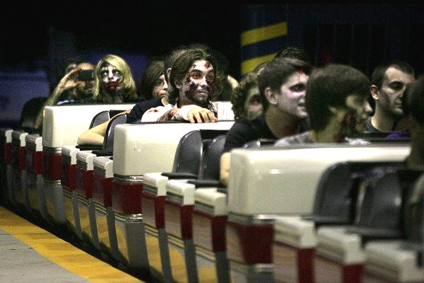 Most costumed riders on a theme park ride: Dorney Park set world record (HD Video)