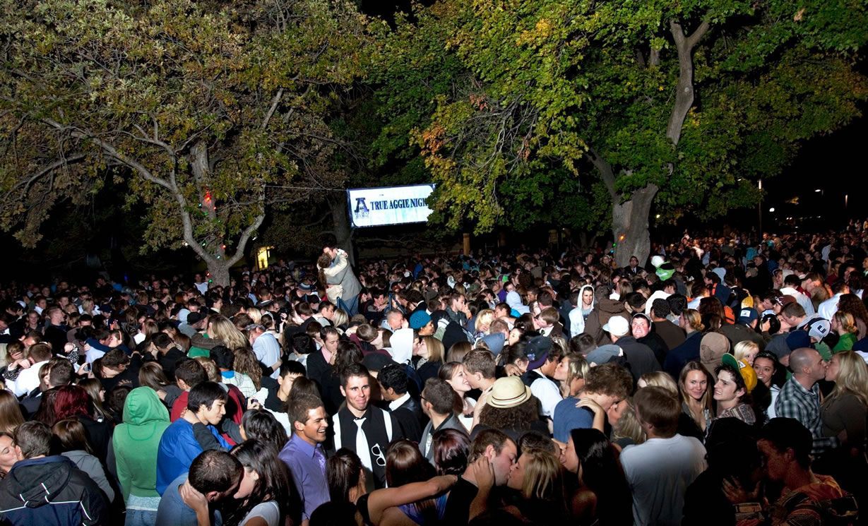 Longest kissing chain: Utah State University sets world record (Video)