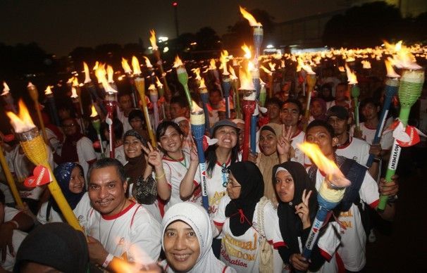 Largest torch-lit parade: Indonesia sets world record (Video) 