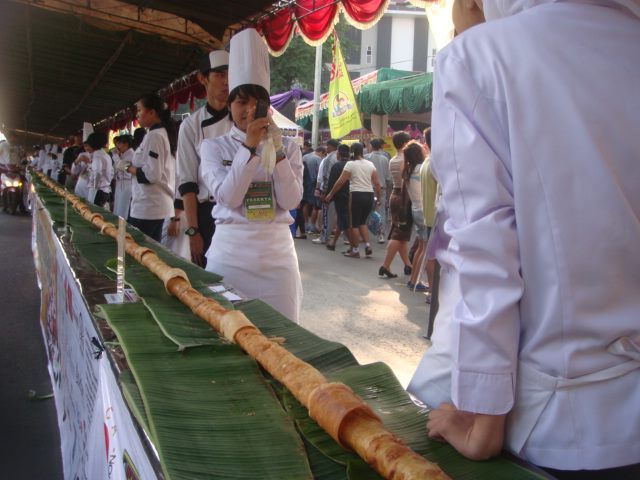  Longest spring roll: Indonesia sets world record (PICS) 