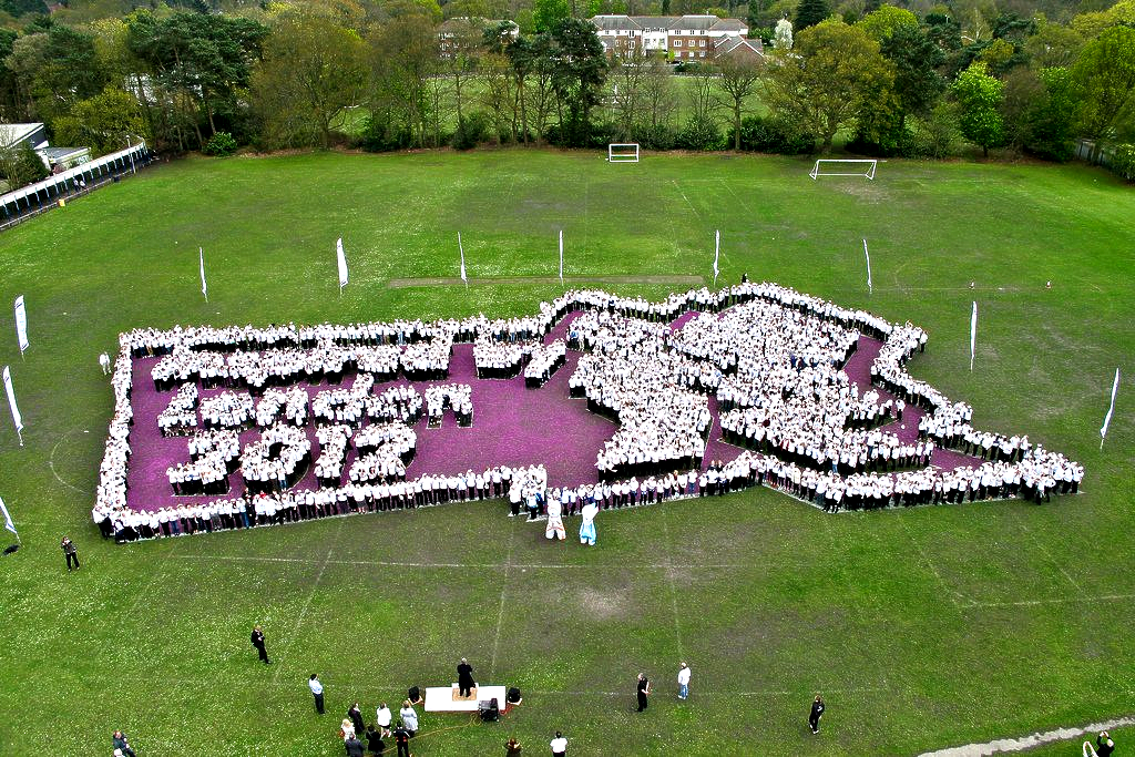 Largest Human London 2012 Logo: Surrey schoolchildren sets world record (Video)
