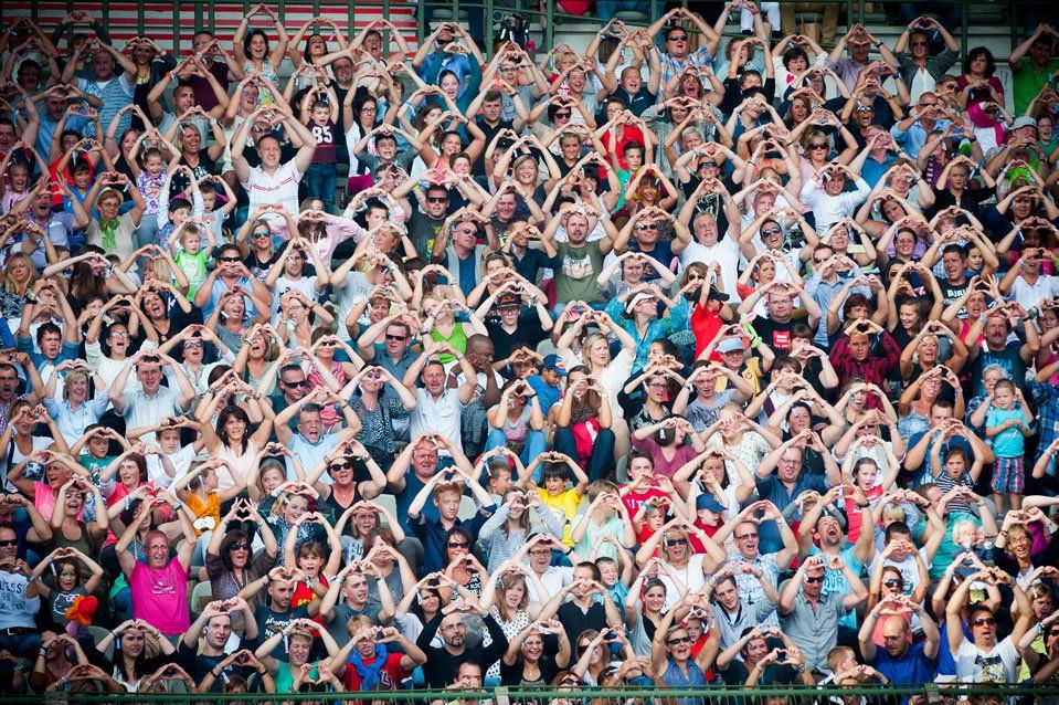  Most people making heart-shaped hand gestures: Carrefour Belgium