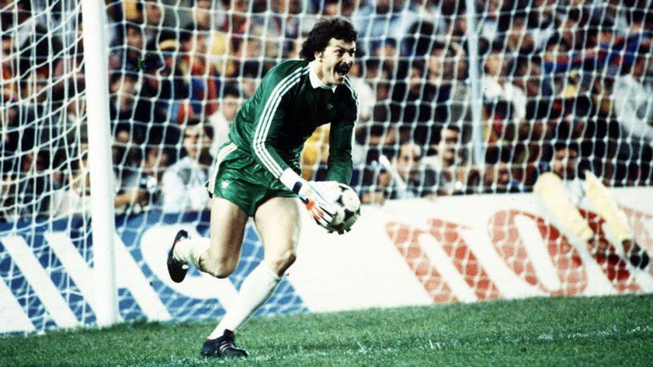 First goalkeeper who saved four consecutive penalties: Helmuth Duckadam set world record (Video)