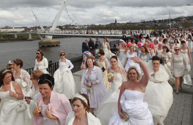 
 Most people in wedding dresses: Northern Ireland brides smash Guinness world record (VIDEO) 