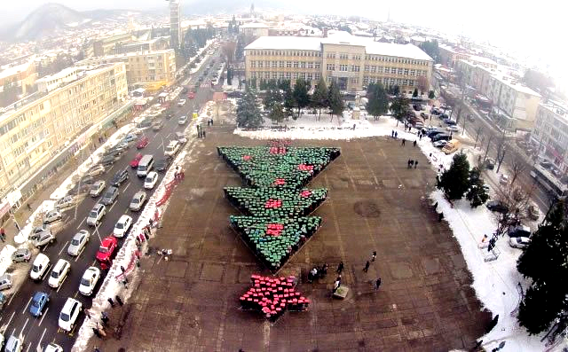  Largest Human Christmas Tree: Romania breaks Guinness World Records' record (VIDEO) 
