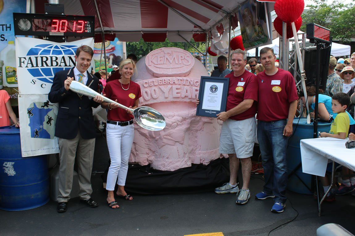 Largest Ice Cream Scoop: Kemps Dairy breaks Guinness World Records' record (VIDEO)