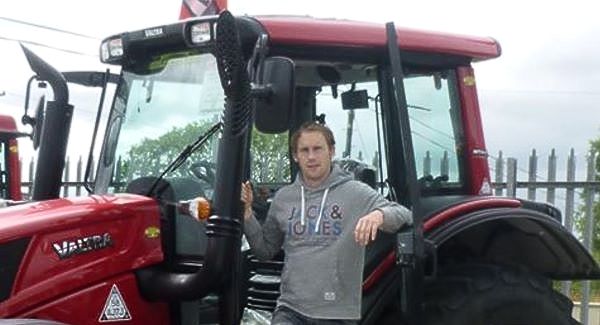  Longest tractor and trailer reverse: Eamonn Hickson breaks Guinness World Records' record (VIDEO) 