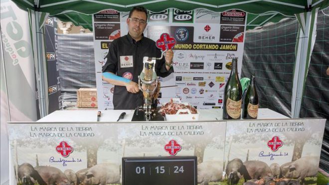 Longest marathon slicing meat: Gregorio Perez breaks Guinness World Records' record (VIDEO)