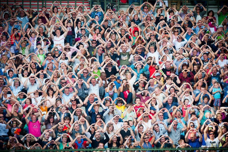   Most people making heart-shaped hand gestures: Carrefour Belgium