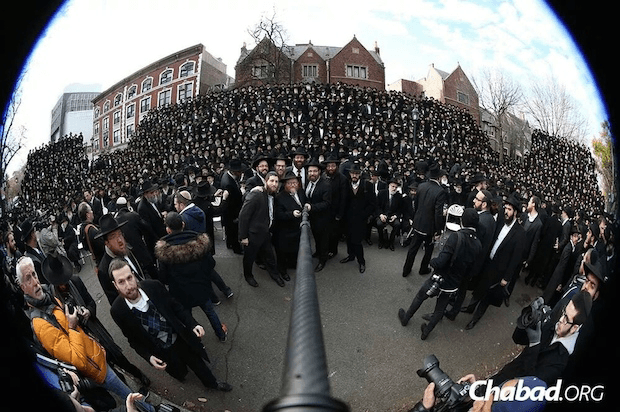 Largest Religious Selfie: Orthodox rabbis set world record
