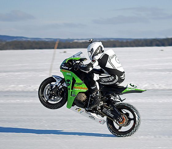 Fastest motorcycle wheelie on ice: Robert Gull breaks Guinness World Records' record (VIDEO) 