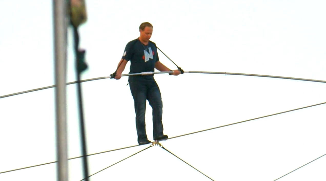 Longest tightrope walk: Nik Wallenda breaks Guinness World Records record (VIDEO)