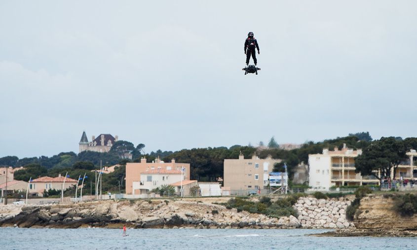 Farthest hoverboard flight: Franky Zapata breaks Guinness World Records record (VIDEO)