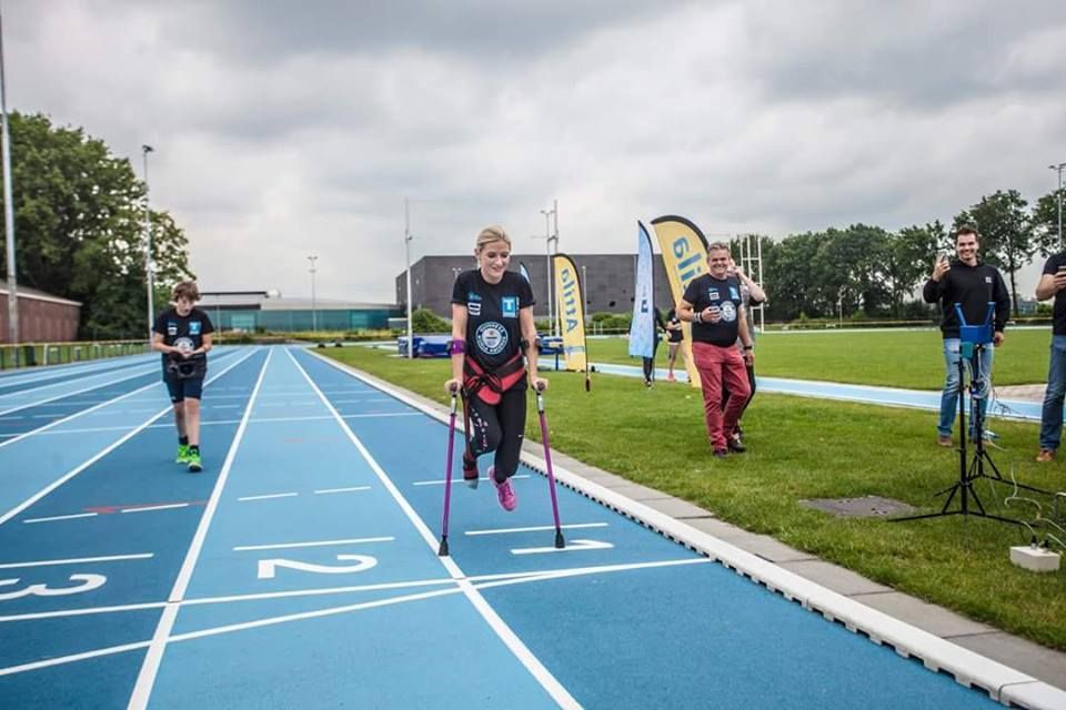Fastest 5 km on crutches: Nikki Bradley broke Guinness World Records record (VIDEO)
