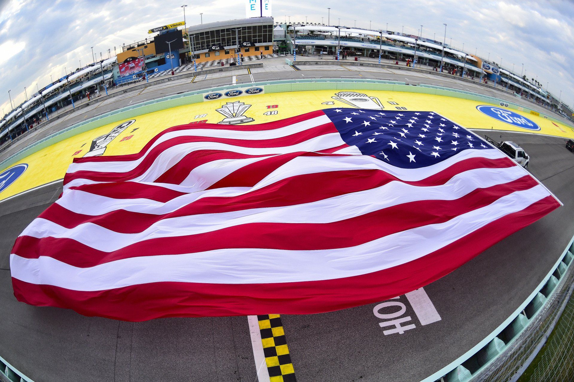 Largest Flag Pulled By A Moving Vehicle: Chevrolet breaks Guinness World Records record (VIDEO)