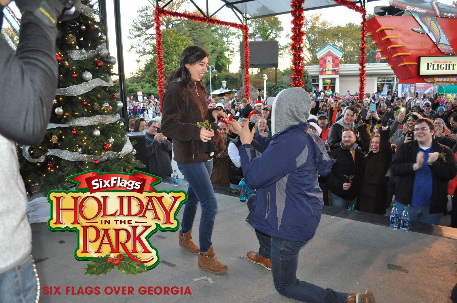 Most Couples Kissing Under the Mistletoe: Six Flags breaks Guinness world record (VIDEO)