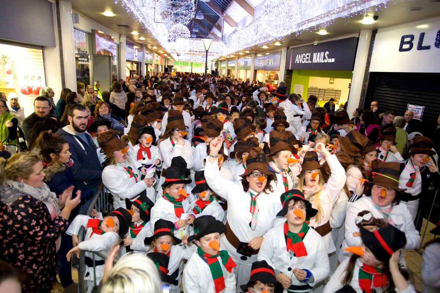 Largest gathering of people dressed as snowmen: Newry breaks Guinness world record (VIDEO)