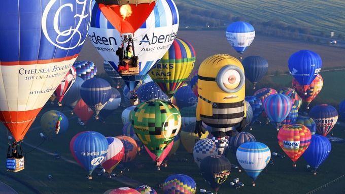 Most hot air balloons to cross the English Channel: balloonists break Guinness world record (VIDEO)