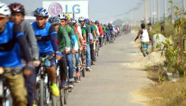  Longest single line of bicycles: BDCyclists broke Guinness world record (VIDEO)
   