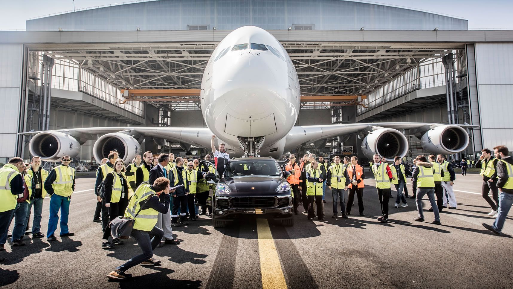 Heaviest aircraft pull by a production car: world record set by Porsche (VIDEO)