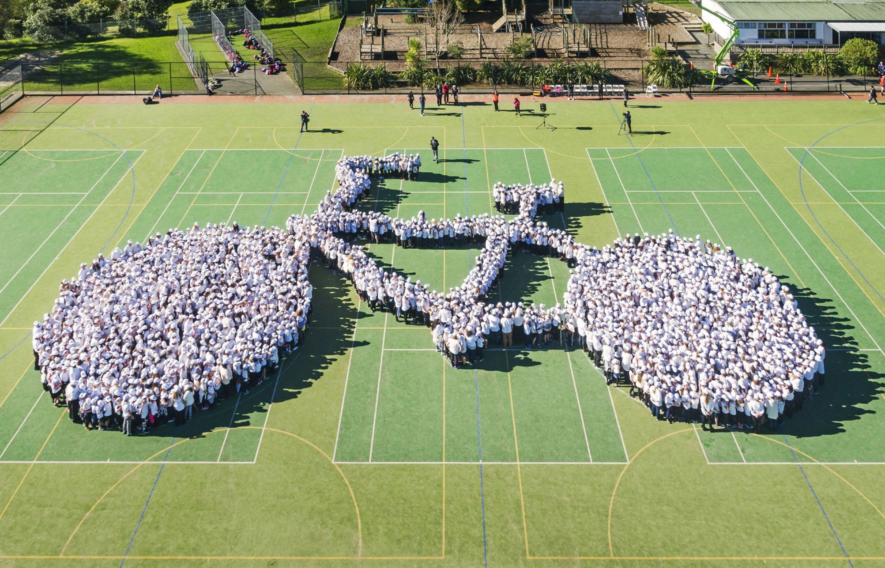 Largest human image of a bicycle: world record set by Auckland students (VIDEO)