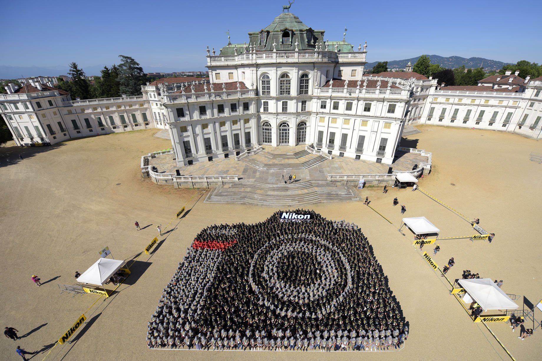 Largest human camera: world record set by Nikon (VIDEO)