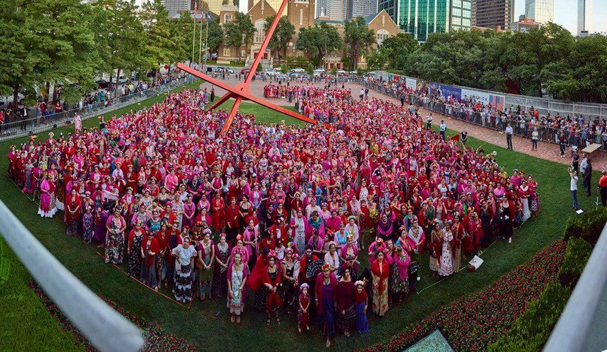 Largest gathering of people dressed as Frida Kahlo: world record set by Dallas (VIDEO)