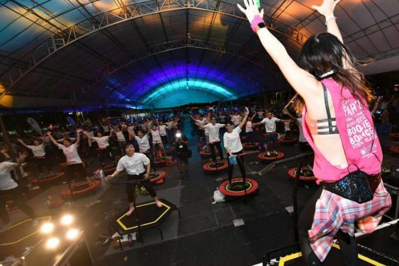 Most People on Trampolines: world record set in Singapore (VIDEO)
   